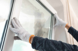 Pose d'une porte fenêtre dans une maison  